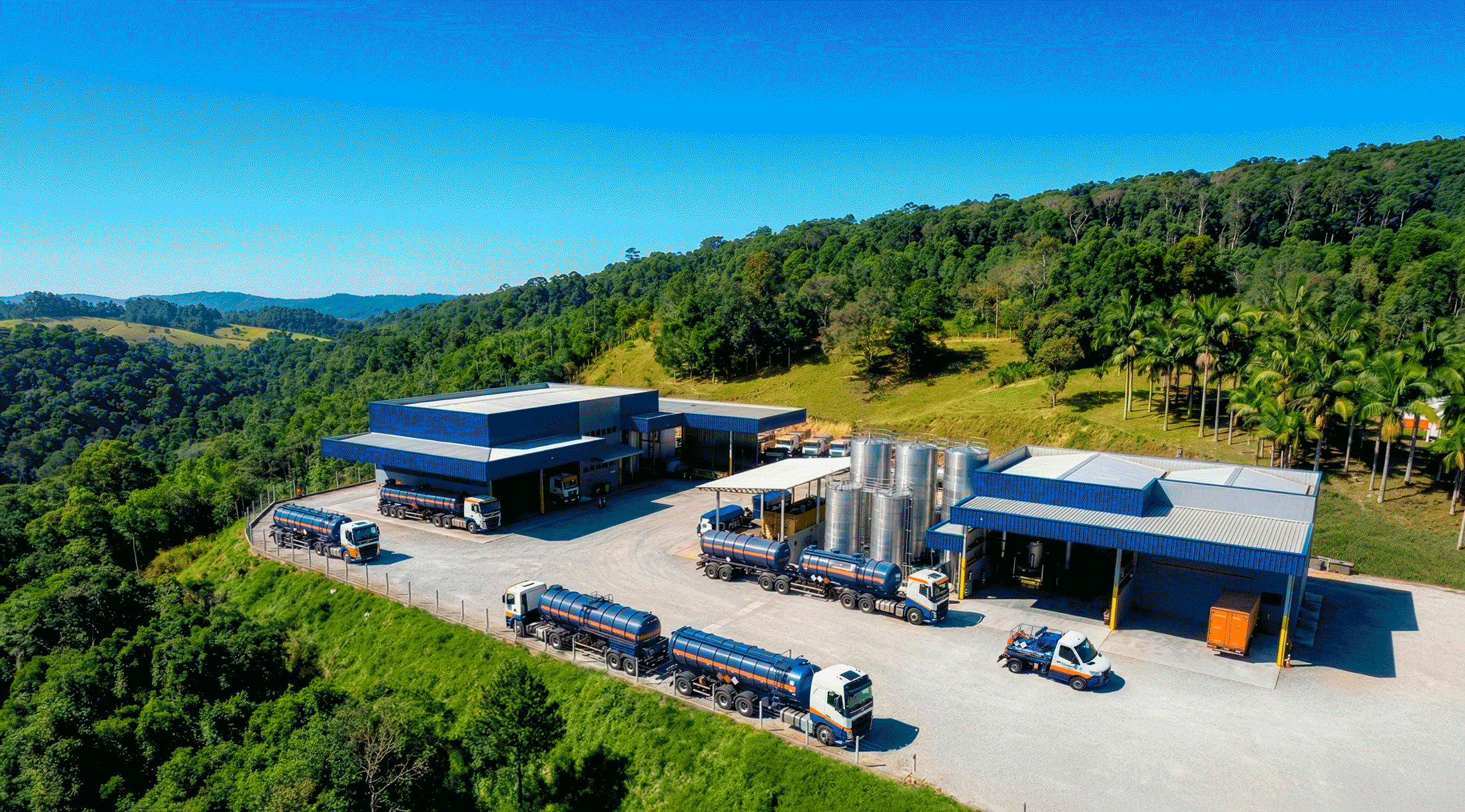 Frota Filtroamb operando gestão de resíduos com tecnologia de rastreamento e cobertura regional