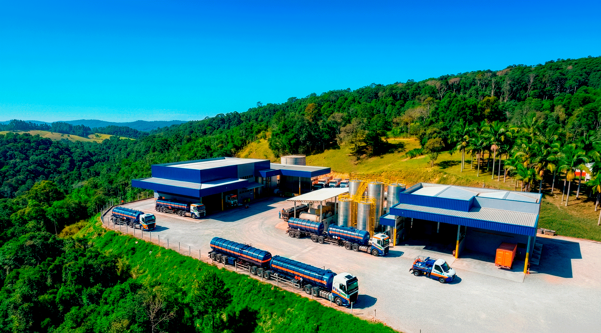 Frota Filtroamb operando gestão de resíduos com tecnologia de rastreamento e cobertura regional